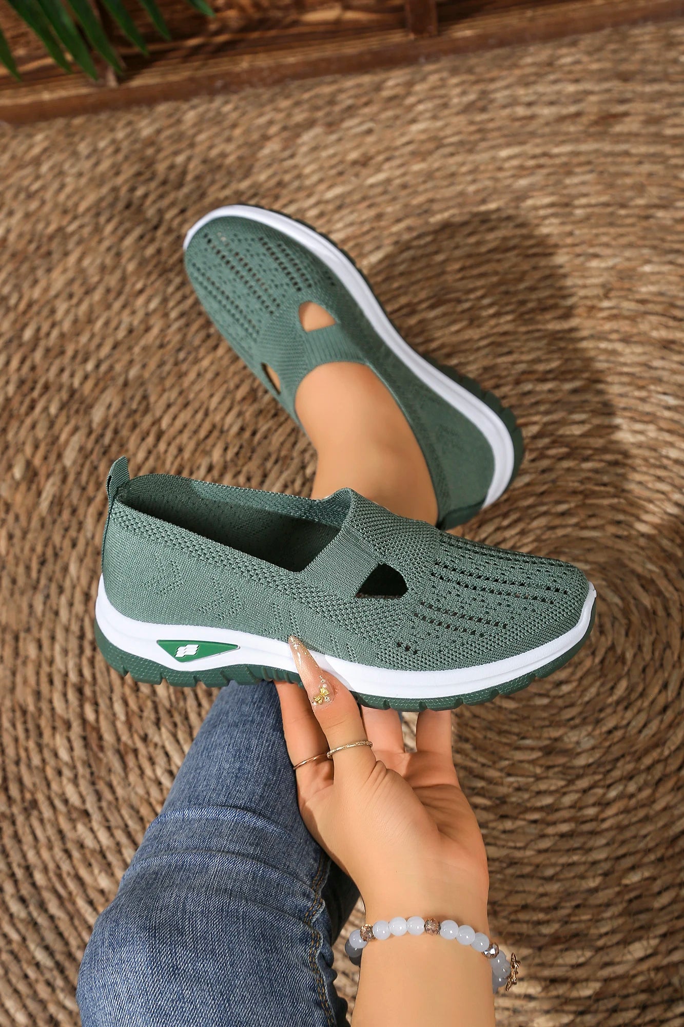 Women's casual sports shoes, solid color breathable sports soft-soled lightweight walking shoes, low-top knitted casual shoes