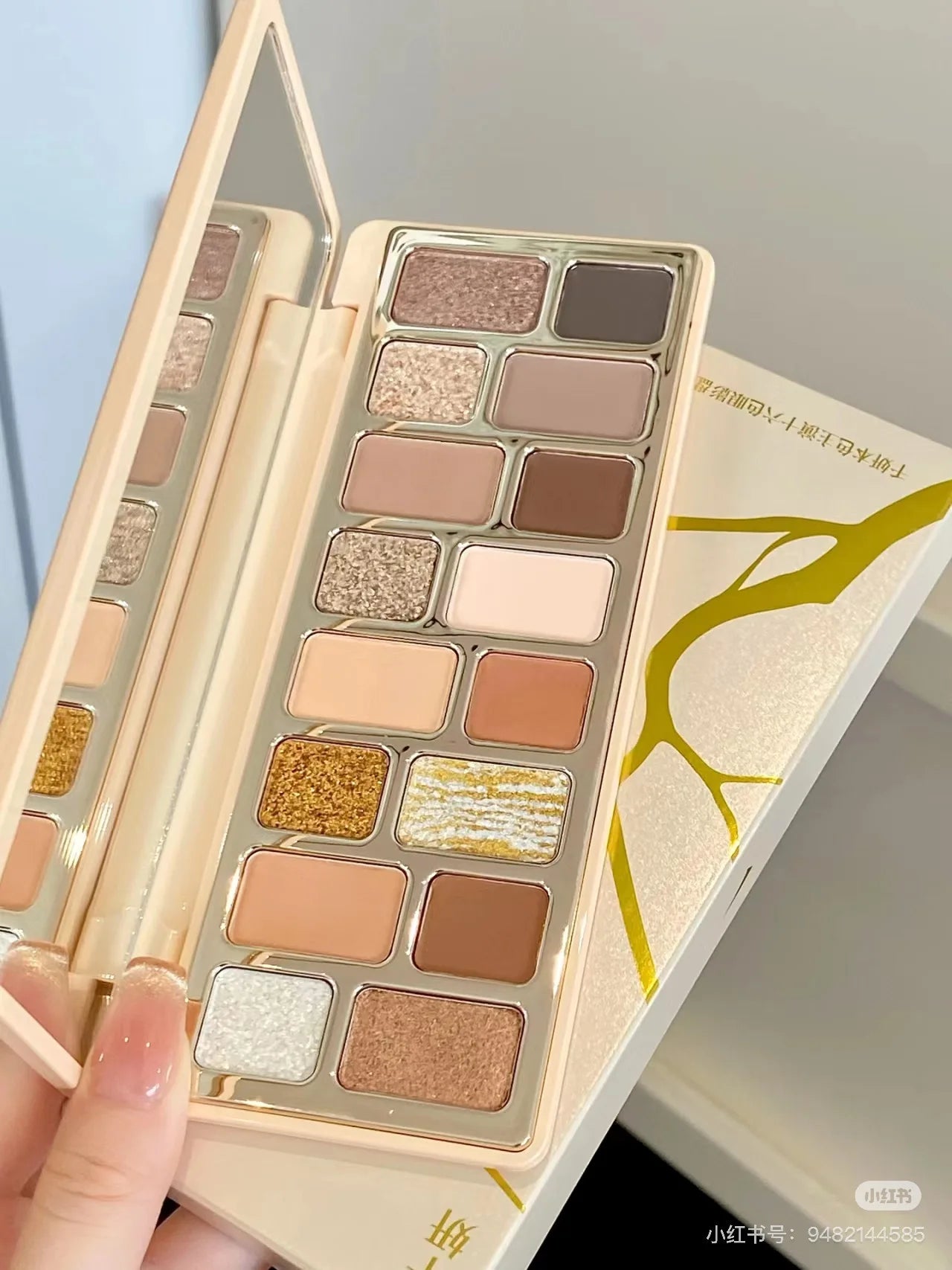 The 16-Color Chameleon Eyeshadow Palette